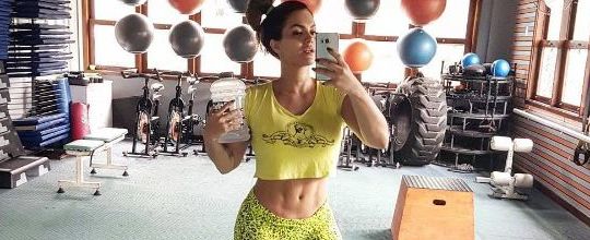 Kelly Key exibe barriga sarada três meses após dar a luz