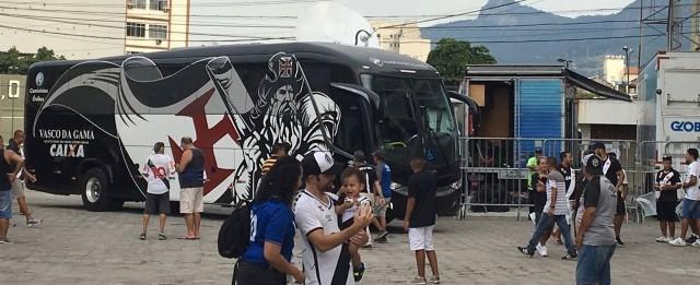 Ônibus do Vasco enguiça antes de partida e jogadores vão de táxi
