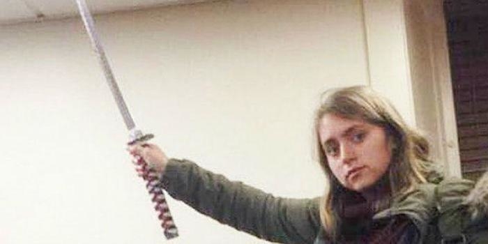 Par denunciar racismo em universidade, jovem faz post com espada
