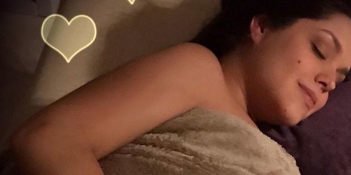 Thais Fersoza mostra barriga ao dormir e diz que filho 'mexe muito'