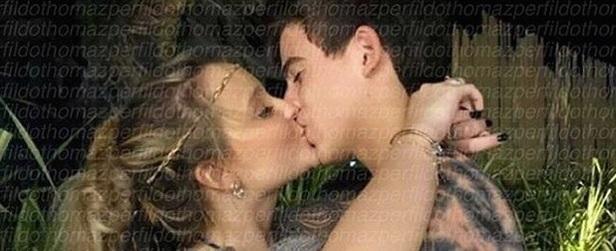 Após negarem namoro, Larissa Manoela e Thomaz aparecem aos beijos