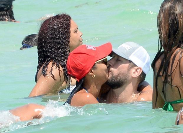 Lais Ribeiro curte praia com namorado
