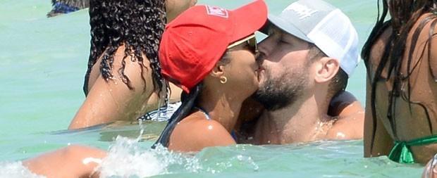 Lais Ribeiro troca beijos com namorado e quase mostra demais