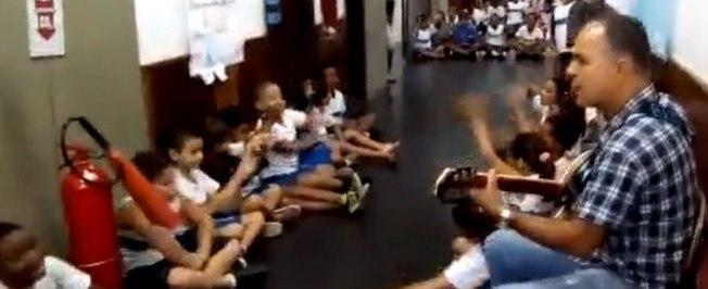 Professor canta com crianças durante tiroteio no Rio e emociona