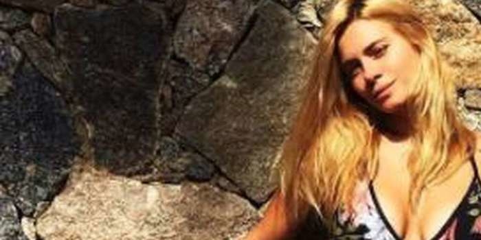 Carolina Dieckmann posta foto de biquíni e ganha vários elogios