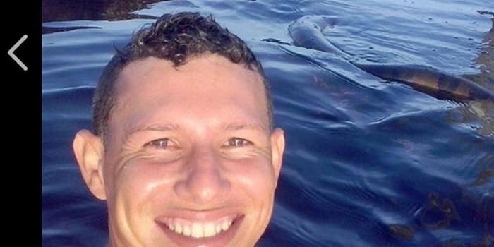 Jovem arrisca "selfie" com cobra anaconda em rio e foto viraliza