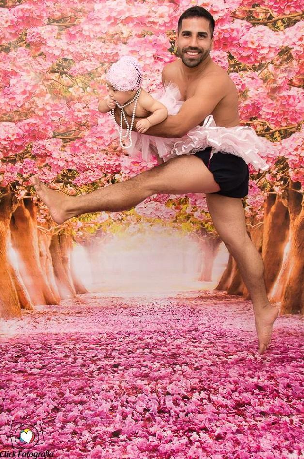 Pai cumpre a promessa de fazer um ensaio vestido de bailarina