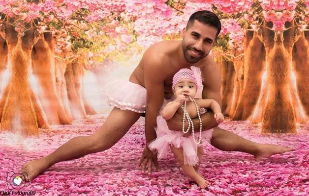 Pai cumpre a promessa de fazer um ensaio vestido de bailarina