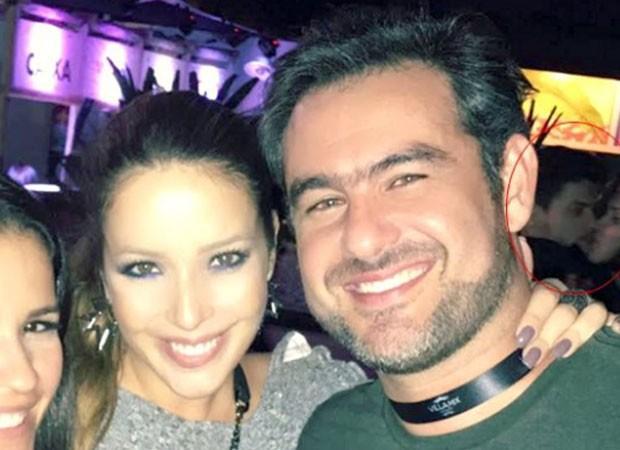 Arthur Aguiar e Emilly aparecem na foto