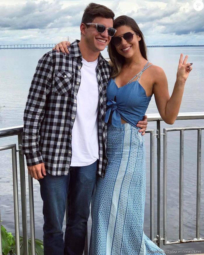 Ex-BBB Vivian é surpreendida com visita de Manoel a Manaus