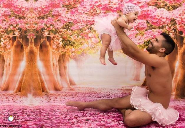 Pai cumpre a promessa de fazer um ensaio vestido de bailarina