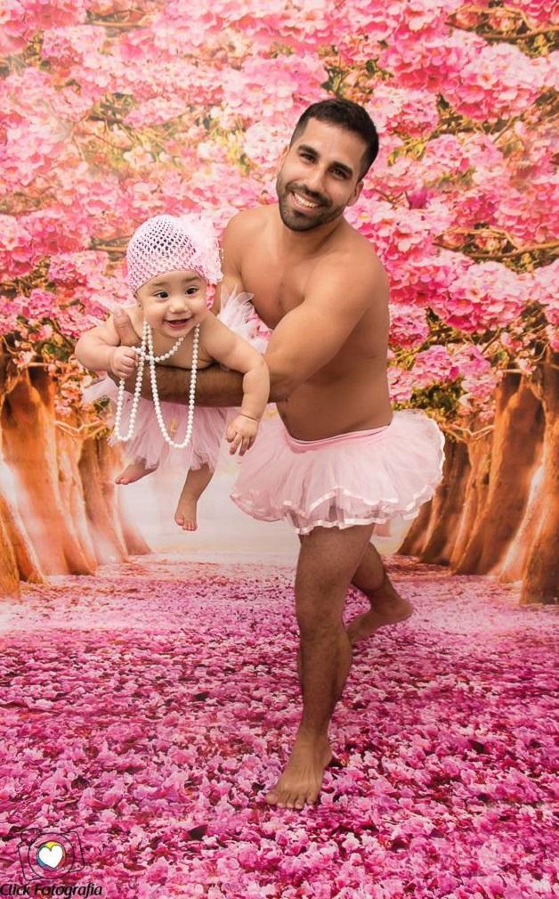 Pai cumpre a promessa de fazer um ensaio vestido de bailarina