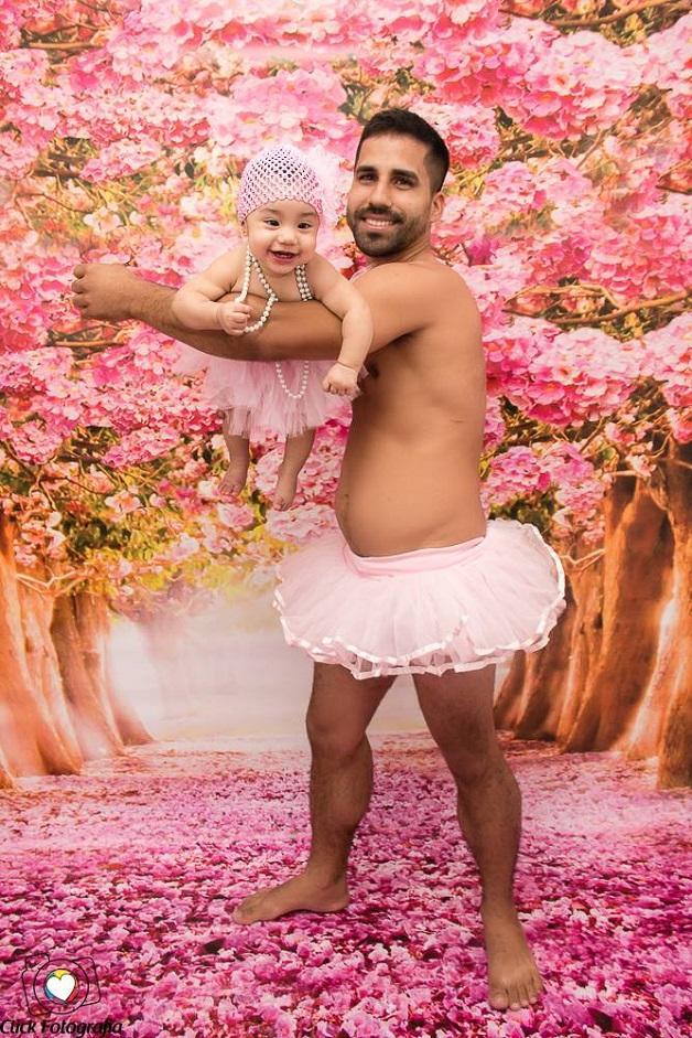 Pai cumpre a promessa de fazer um ensaio vestido de bailarina