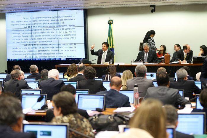Comissão da Câmara aprova texto-base da reforma da Previdência