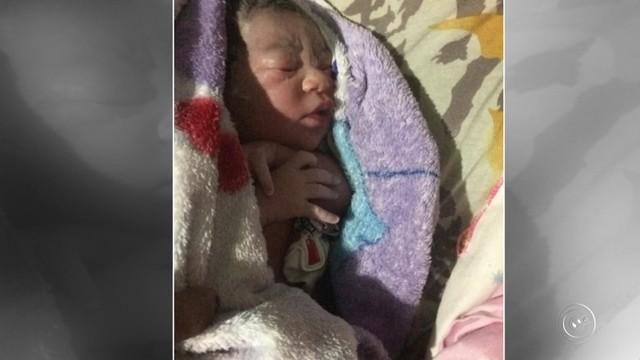 Mulher dá à luz em casa após hospital mandá-la embora por 4 vezes