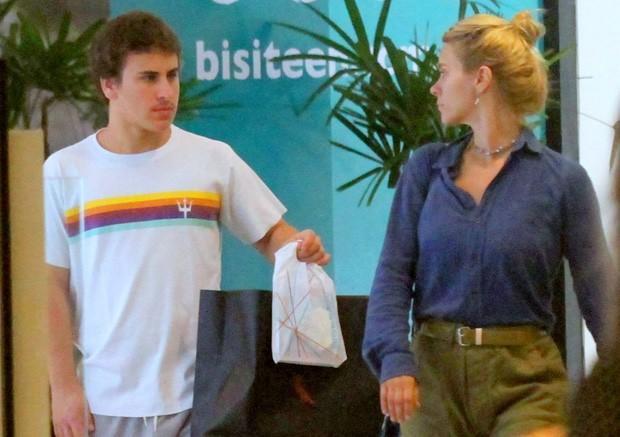 Carolina Dieckmann vai a shopping com filho (Crédito: Agnews)
