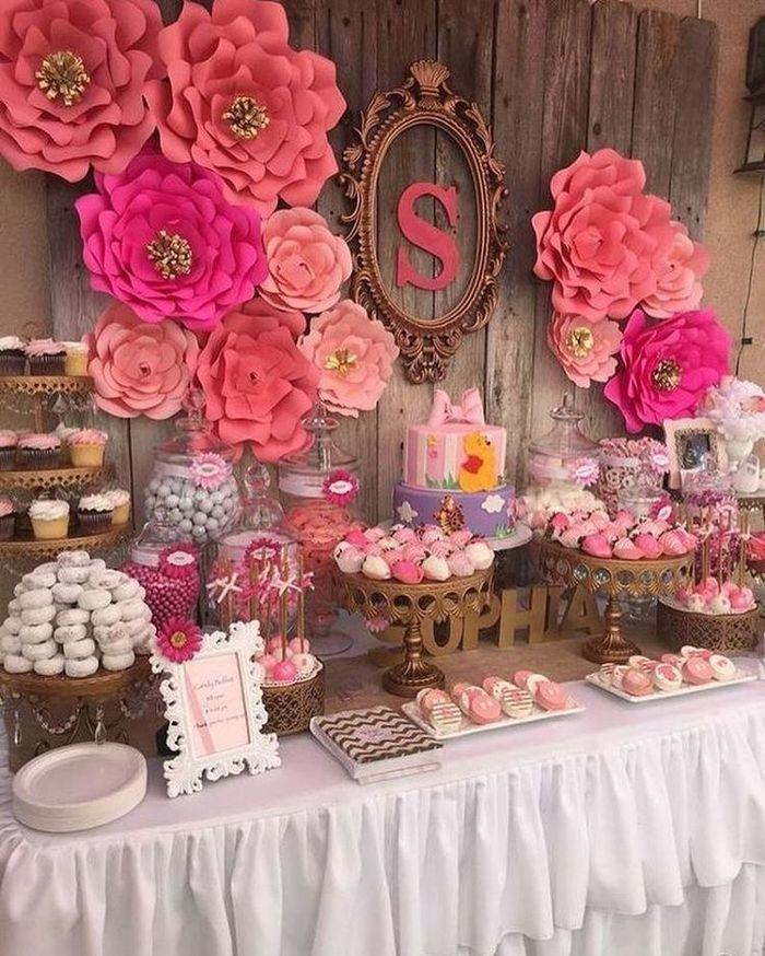 Aprenda a fazer flores gigantes de papel para compor sua decoração