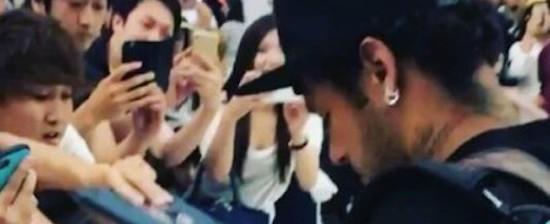 Neymar é recebido por multidão no Aeroporto de Tóquio; vídeo