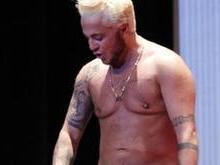Ao lado de Andressa, Thammy fica só de cueca no teatro; fotos