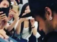 Neymar é recebido por multidão no Aeroporto de Tóquio; vídeo