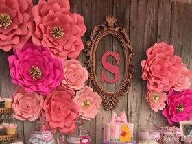 Aprenda a fazer flores gigantes de papel para compor sua decoração