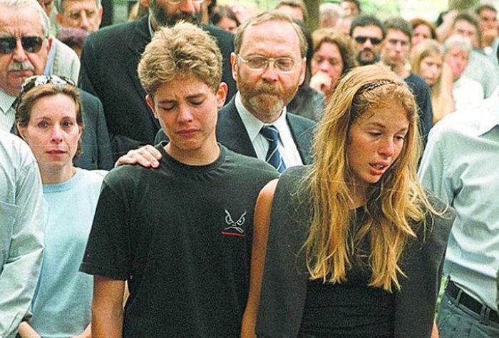 Andreas von Richtofen e Suzane no enterro dos pais