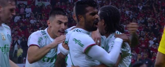 Palmeiras marca no Beira-Rio e elimina o Internacional