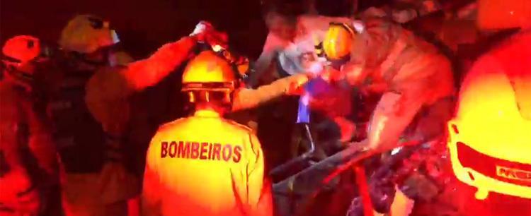 Acidente entre caminhão e ônibus deixa 21 pessoas feridas na BR-060