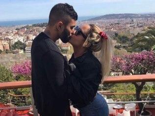 Gabigol e Rafaela Beckran aos beijos