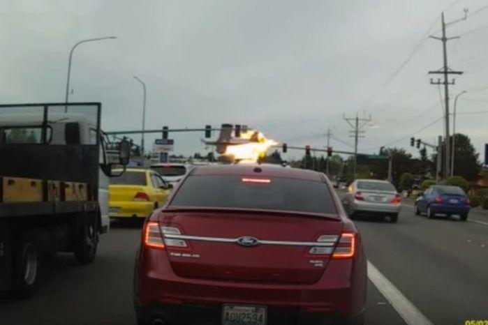 Avião de pequeno porte cai no meio da rua nos Estados Unidos