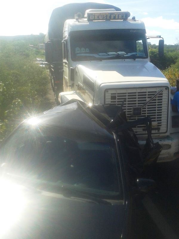 Carreta Atropela Carro de Professora a Caminha da Escola