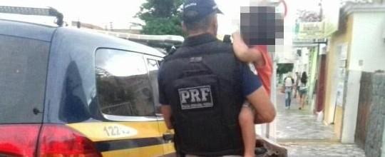 Pai abandona filho de dois anos após se envolver em acidente