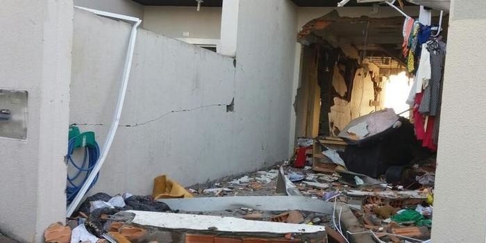 Família fica ferida após homem acender a luz e casa explodir