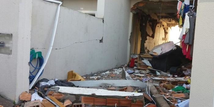 Homem acende a luz de casa e causa explosão por vazamento de gás