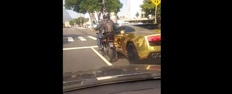 Vídeo flagra assalto a Lamborghini em avenida na Barra da Tijuca