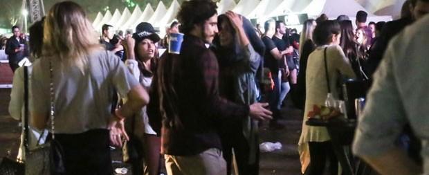 Com direito a chega mais, Caio Castro é flagrado em show sertanejo