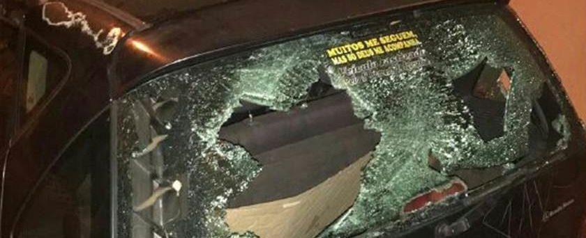 Homem nega carona e tem o carro destruído pelo vizinho