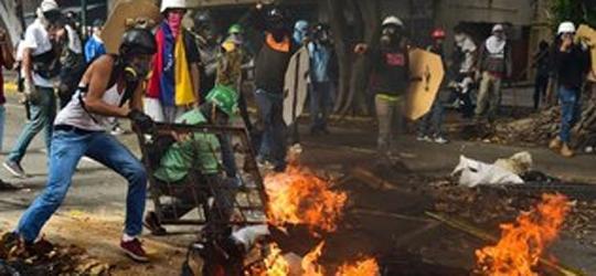 Multidão protesta e danifica prédio de prefeitura na Venezuela