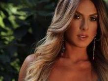 Nicole Bahls tira fôlego de seguidor ao posar com lingerie