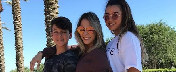 Carla Perez posa com os 2 filhos e impressiona: "Amores da mamãe!"