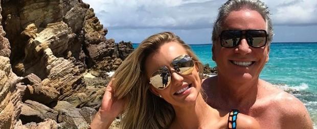 Roberto Justus e Ana Paula Siebert posam juntos em nova lua-de-mel