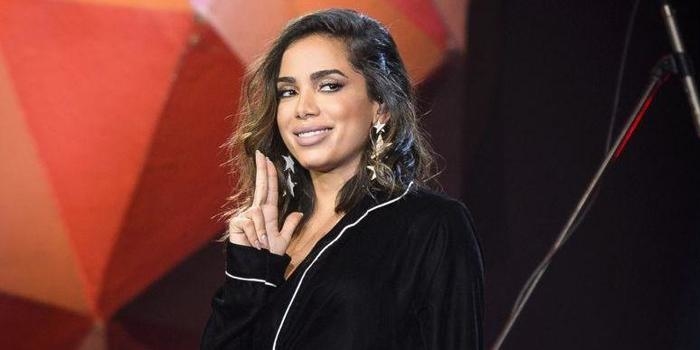 Anitta é criticada após corrigir e zombar de erros de hotel na web