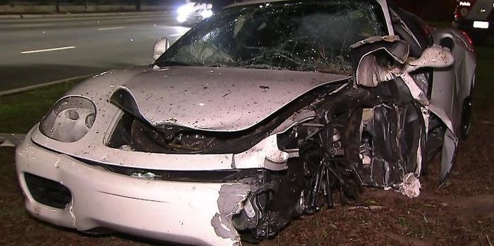 Ferrari capota e bate em outro carro em racha na zona Sul