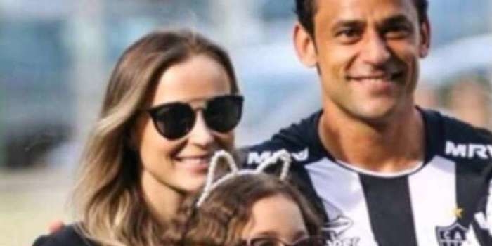 Filha do atacante Fred diz sua primeira palavra: "Galo"