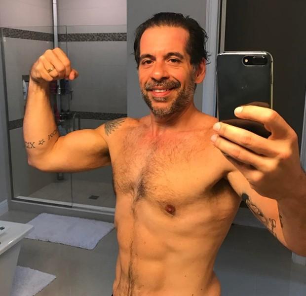 Leandro Hassum posa para exibir os muques e o tanquinho 