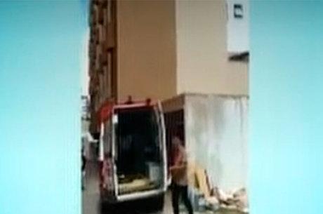 Ambulância é flagrada transportando móveis no interior da Bahia