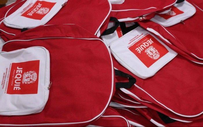 Prefeitura entrega kits escolares e mochilas viram piadas na web