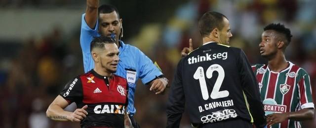 Árbitro acusado de vibrar com gol do Fla desabafa:"Me crucificando"