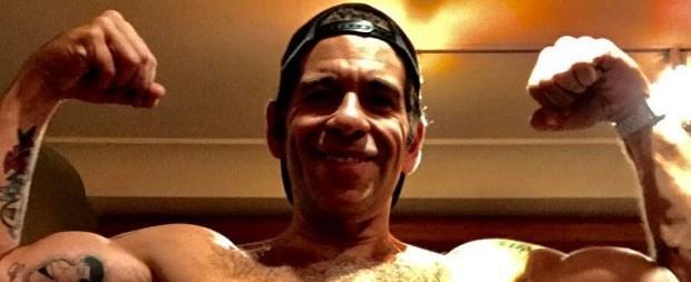 Leandro Hassum posa para exibir os muques e o tanquinho; amplie