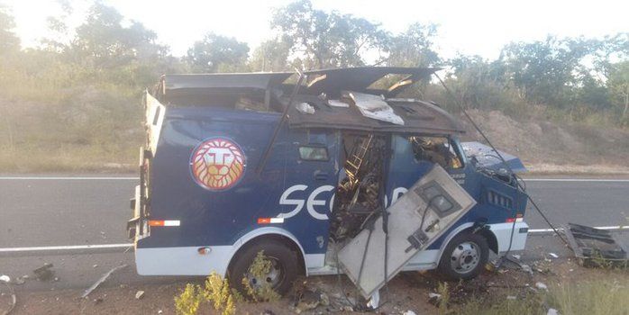 Carro-forte explodido por criminosos em Floriano (Crédito: Reprodução)